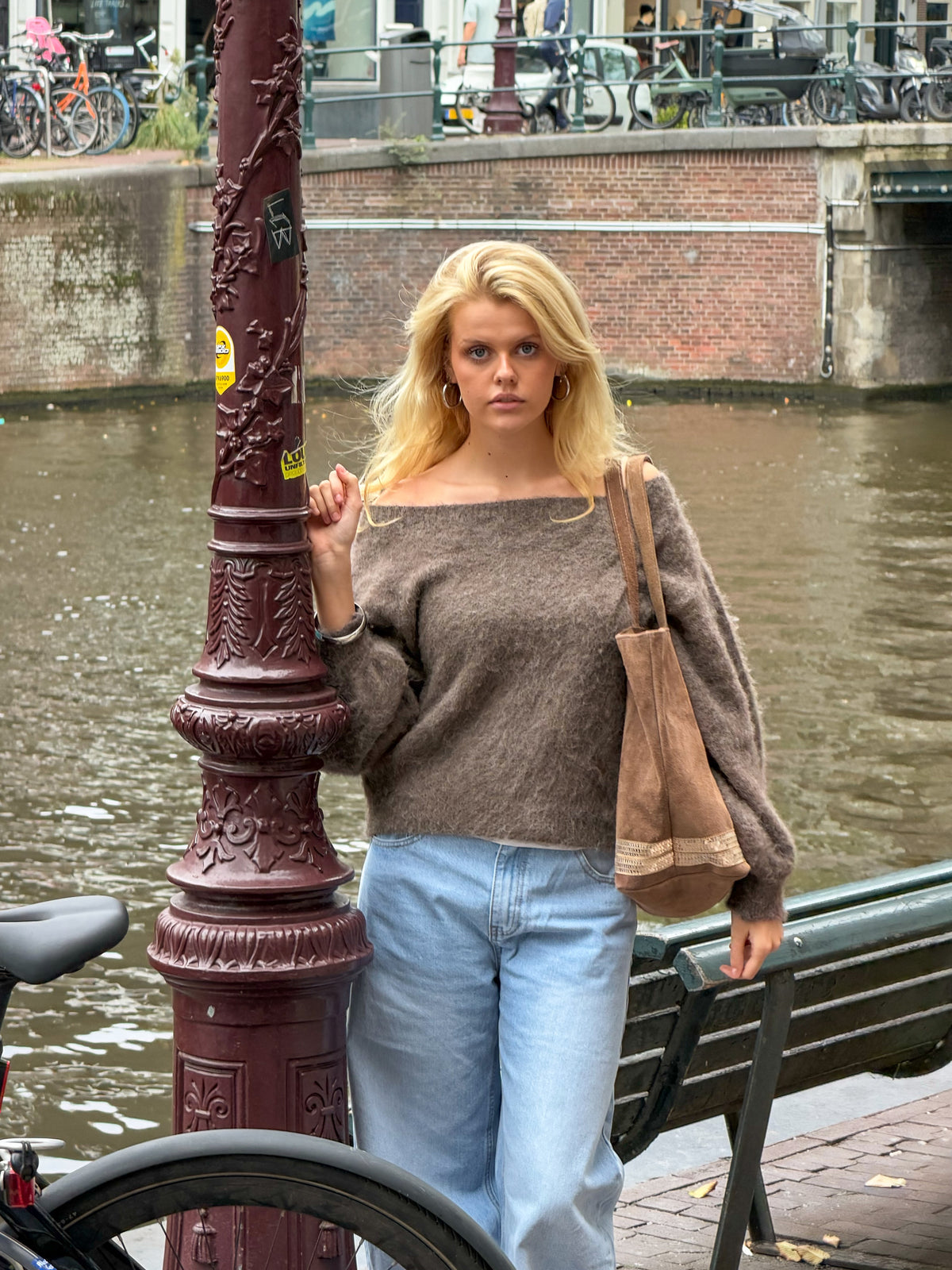 Maira off shoulder knit - bruin