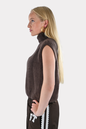 Gemütlicher Strickpullover mit hohem Kragen - Braun