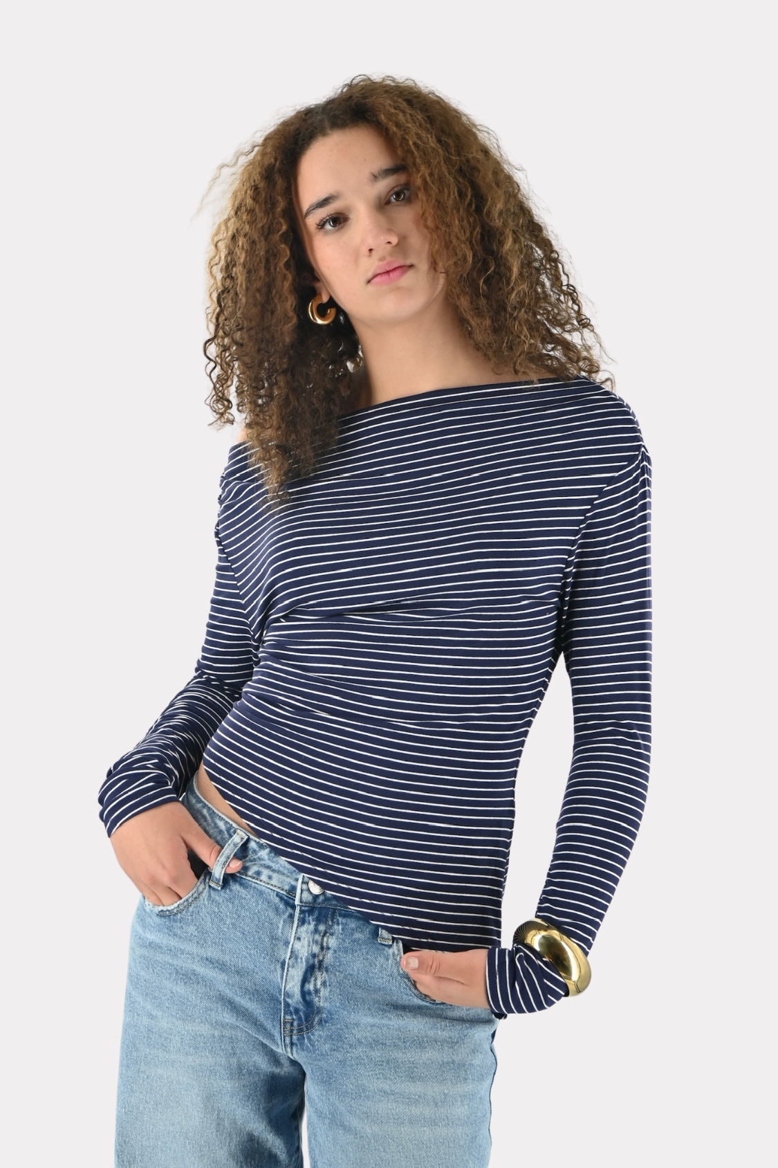 Tessa-off-shoulder-top-navy-striped-fashioniger-2