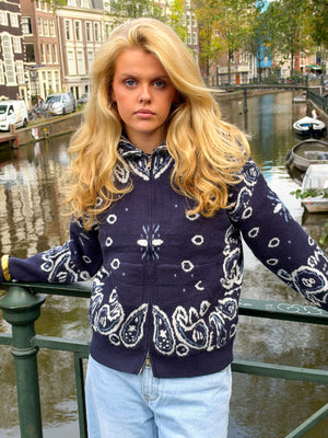 [photo_size]Lily (1.70m) wears one size.[photo_size]