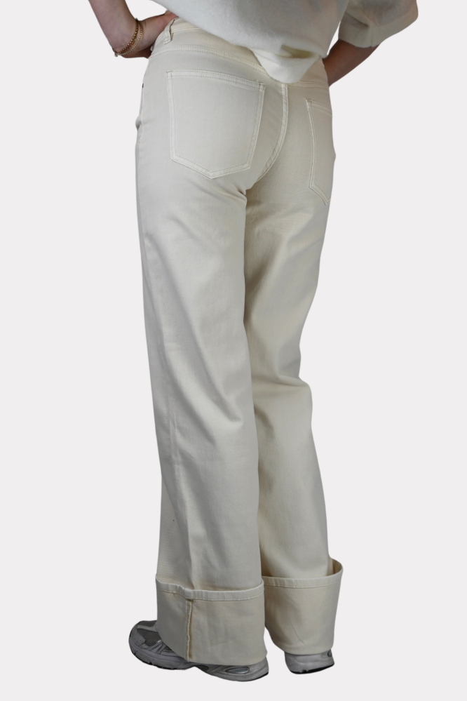 Folded_jeans_white_fashiontiger_5