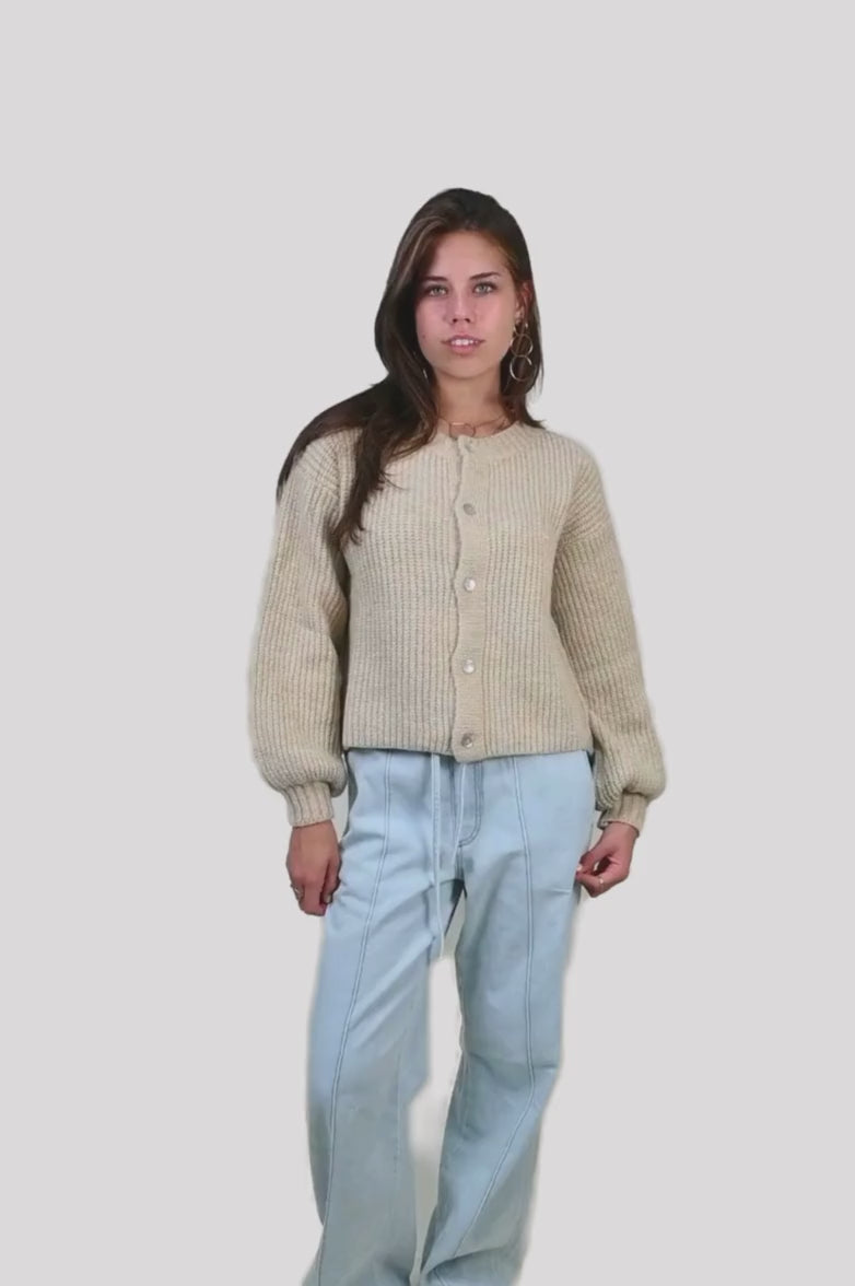 Load video: &lt;tc&gt;Brooklyn cardigan - beige&lt;/tc&gt;