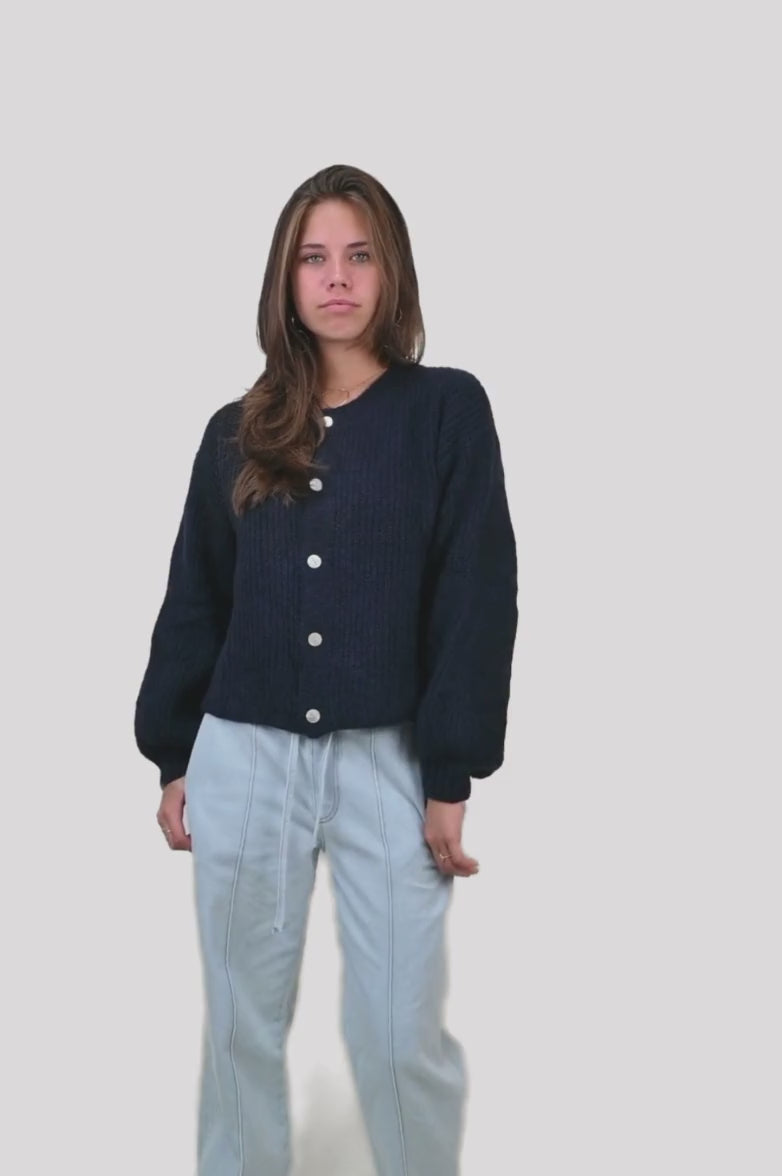 Video laden: &lt;tc&gt;Brooklyn cardigan - navy&lt;/tc&gt;